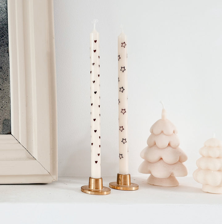 Bougie avec motifs de coeurs marrons