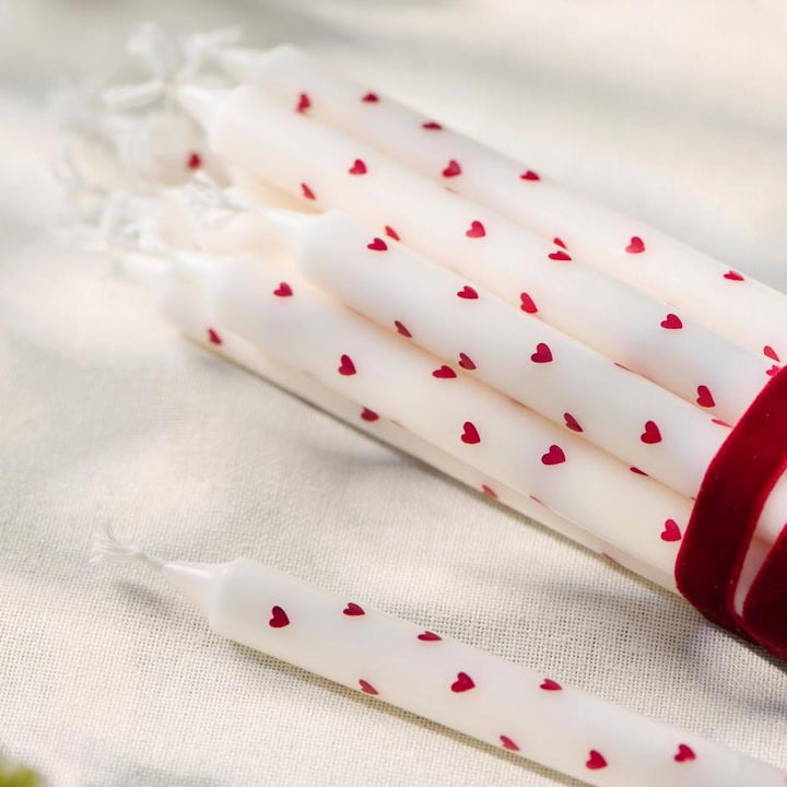 Bougie avec motifs de coeurs