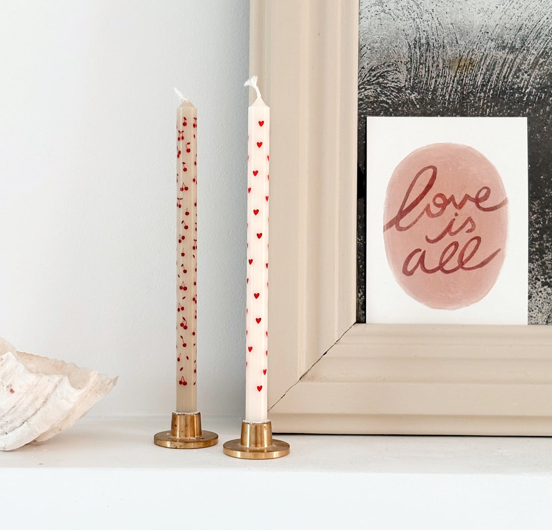 Bougie avec motifs de coeurs