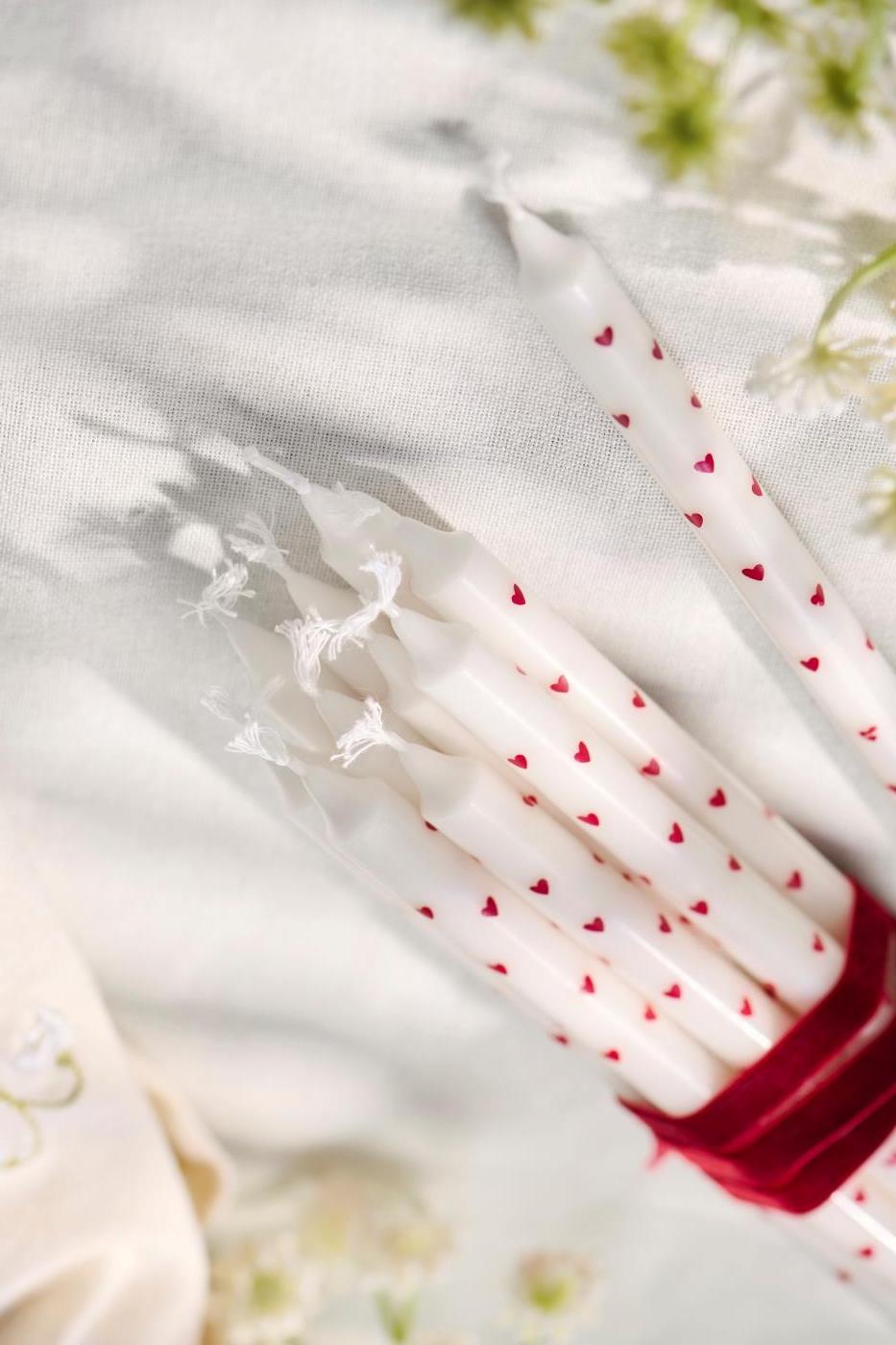 Bougie avec motifs de coeurs