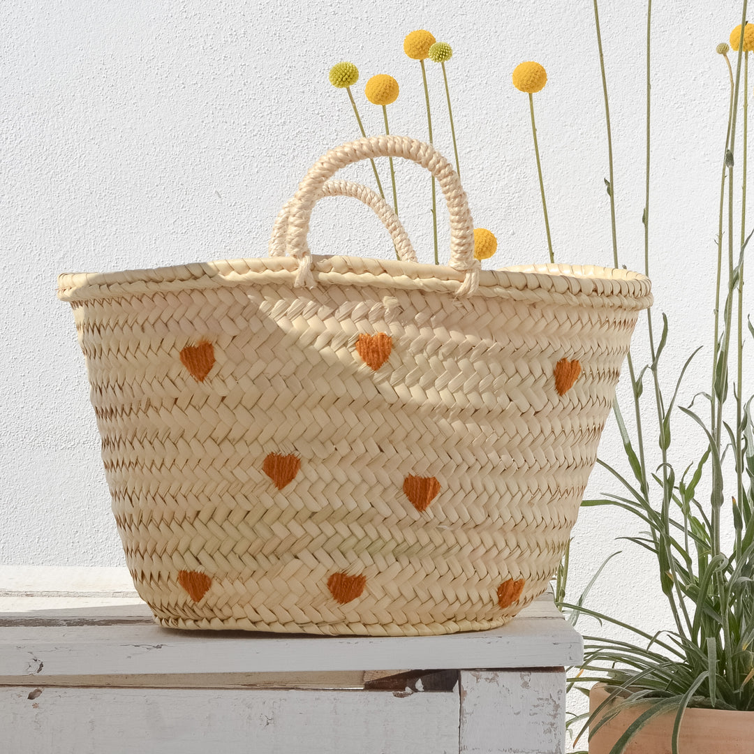 Cesta con pretzels bordados