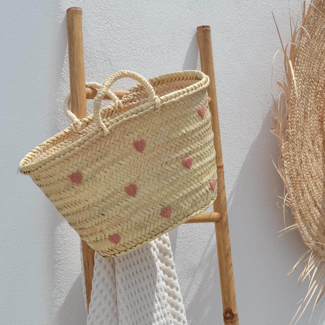 Cesta con corazones rosas bordados
