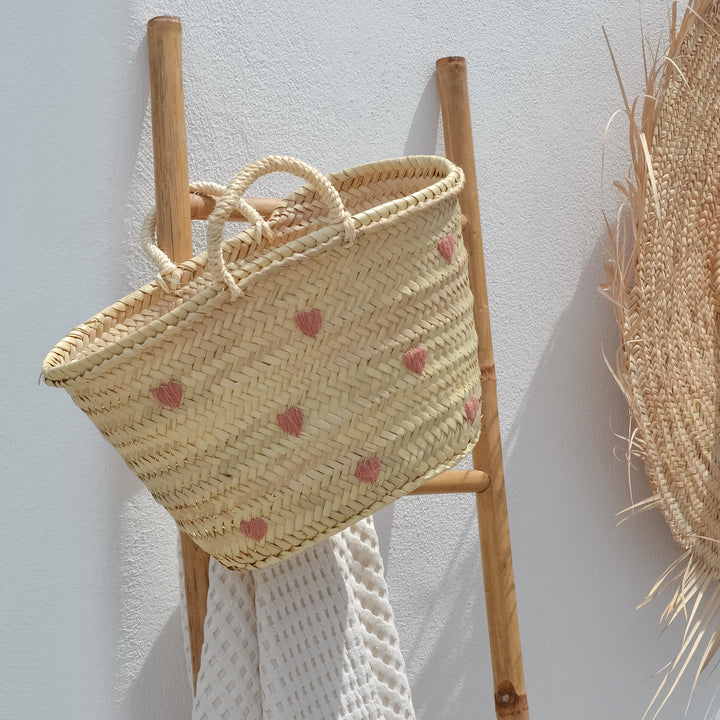 Cesta con corazones rosas bordados