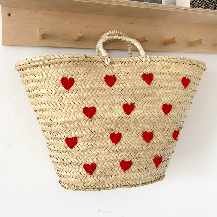 Panier coeurs brodés rouges en feuilles de palme