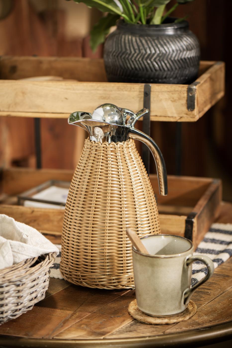 Carafe en rotin isotherme