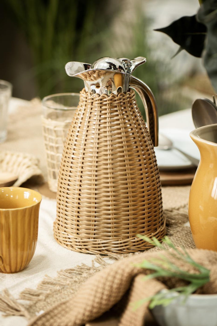 Carafe en rotin isotherme