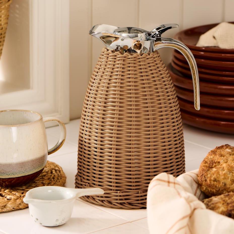 Carafe en rotin isotherme
