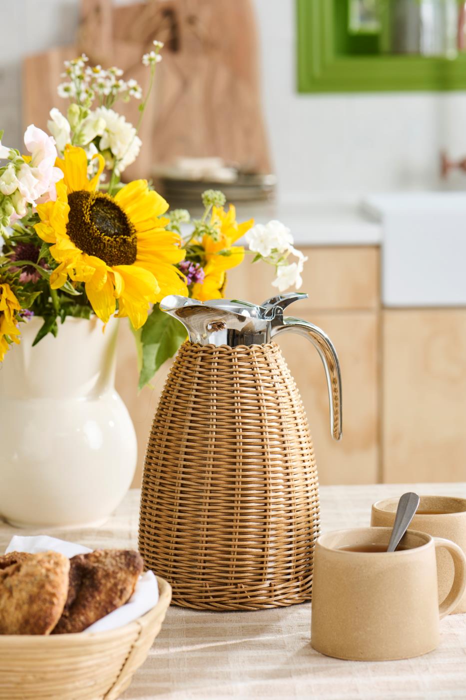 Carafe en rotin isotherme