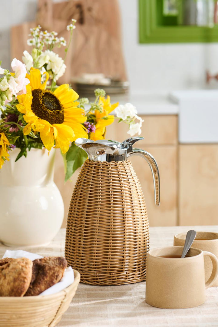 Carafe en rotin isotherme