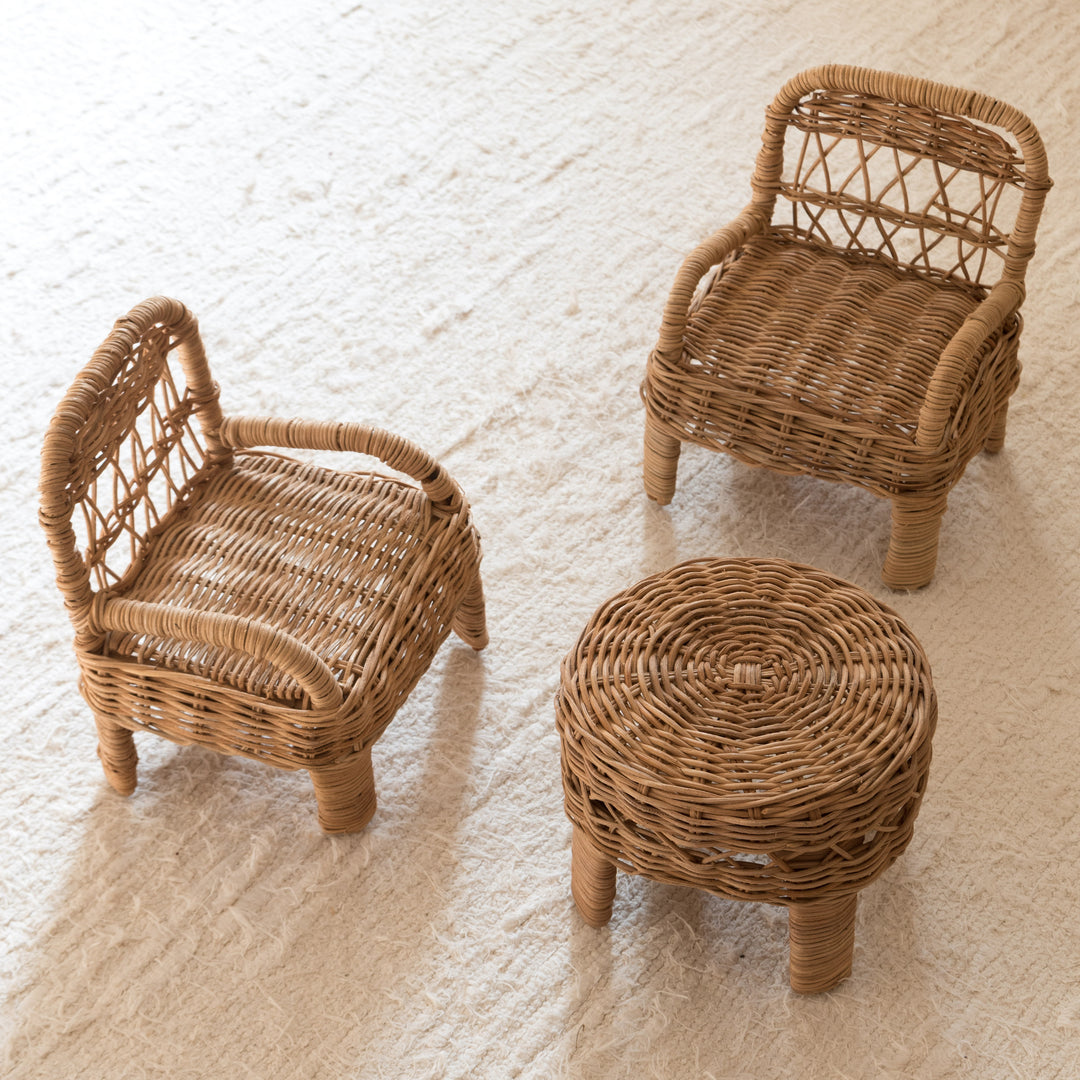 Table et chaises pour poupée en rotin