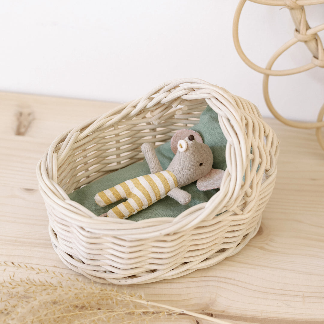 Mini couffin en rotin naturel – Jouet et accessoire maison de poupée