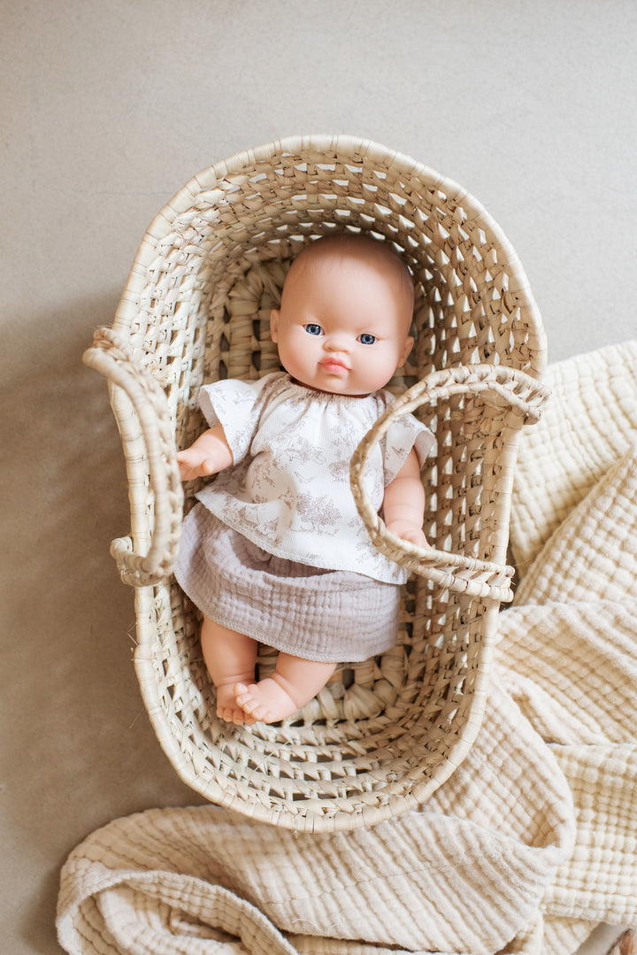 Medium straw moses basket with rim for doll
