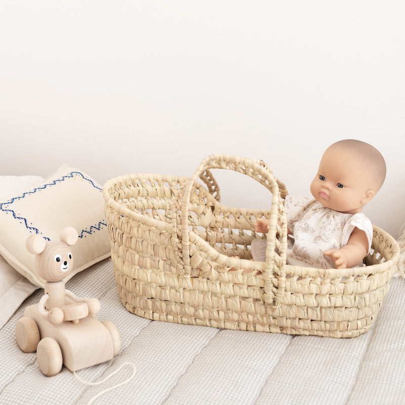 Medium straw moses basket with rim for doll