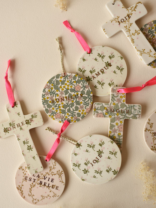 Cruz de pared lirio "Amor" Baubels