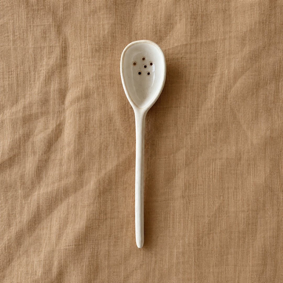 Cuillère Bloomingville ajourée en céramique
