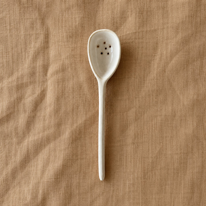 Cuillère Bloomingville ajourée en céramique