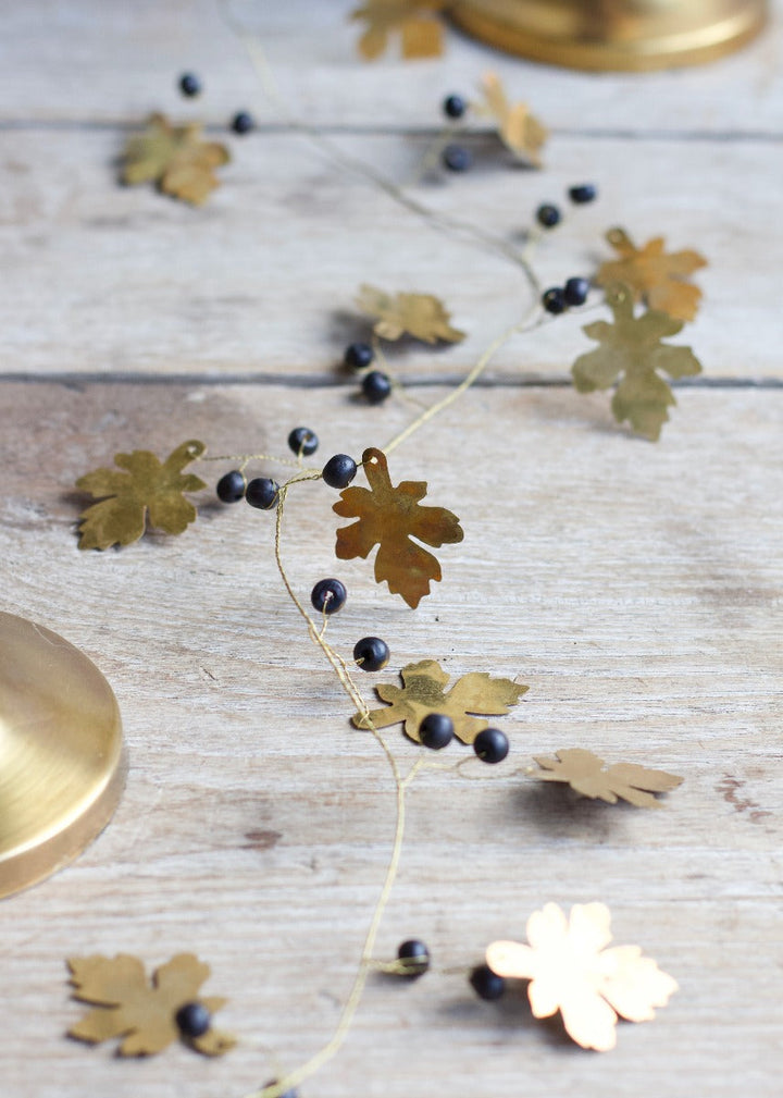 Guirlande en laiton feuilles et perles