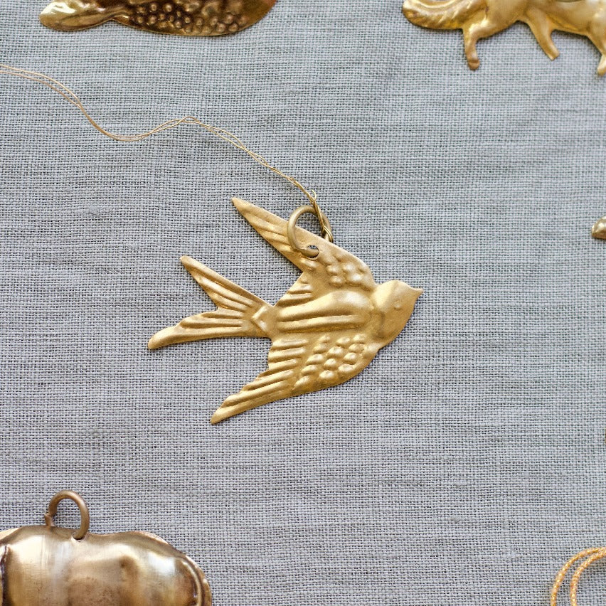 Pequeña golondrina colgante de latón