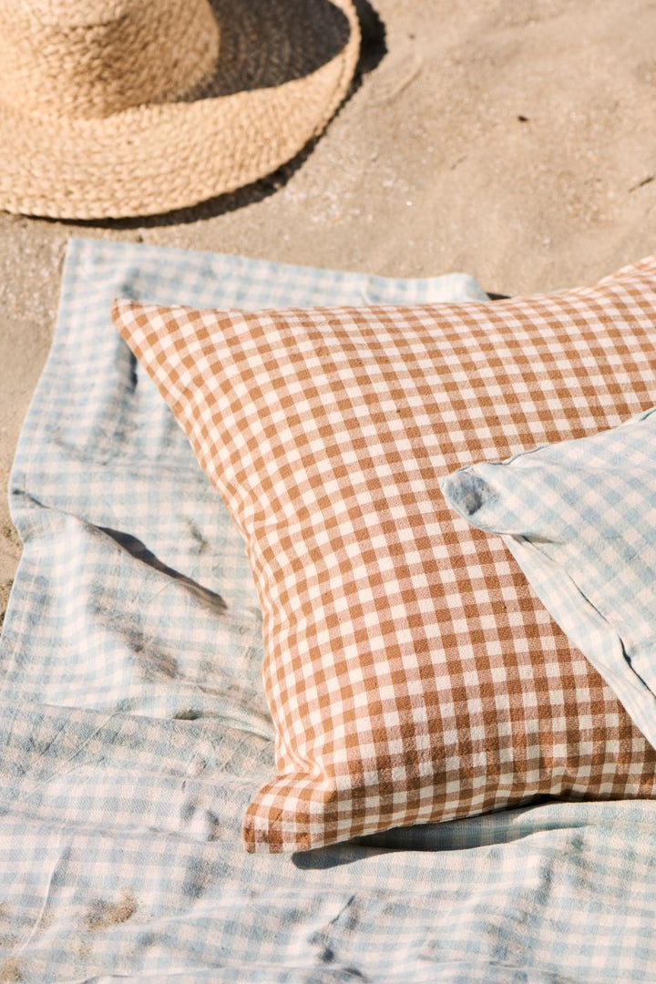 Funda de cojín de cuadros vichy camel y beige
