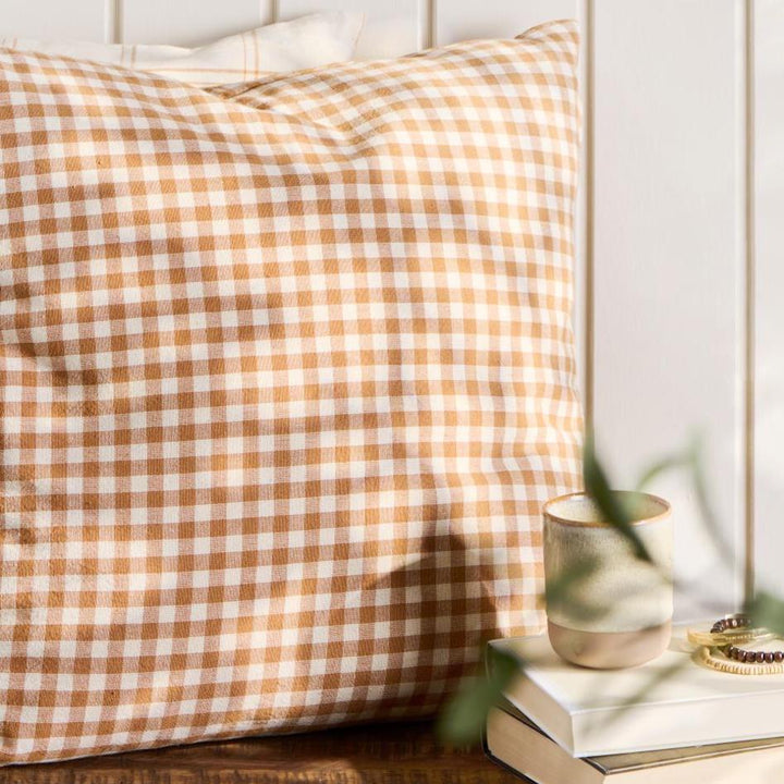 Funda de cojín de cuadros vichy camel y beige