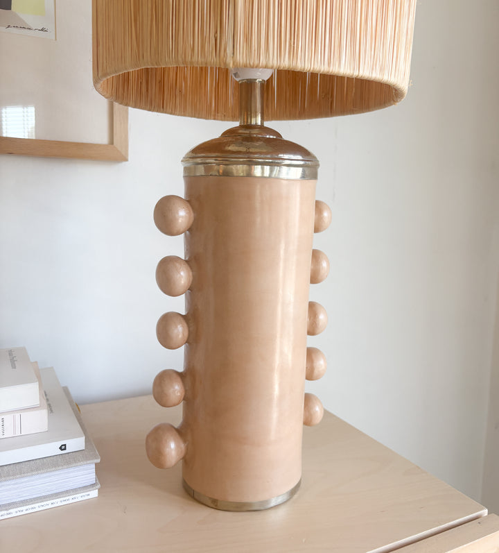 Lampe à pois en tadelakt beige