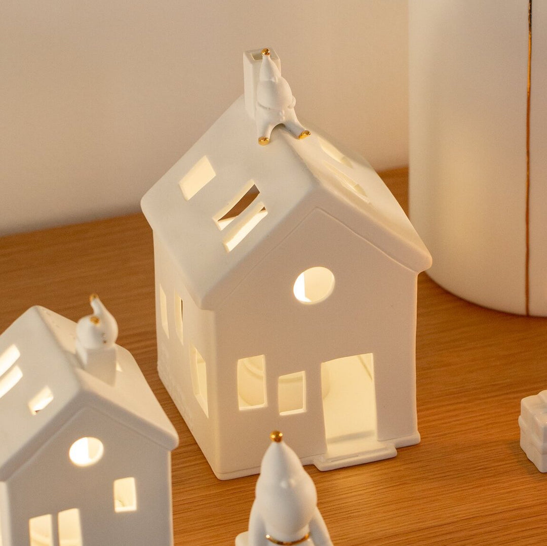 Maison avec père Noël sur le toit