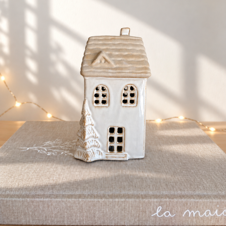 Maison haute avec sapin à LED
