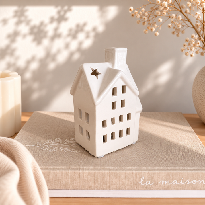 Maison avec étoile à LED avec cheminée