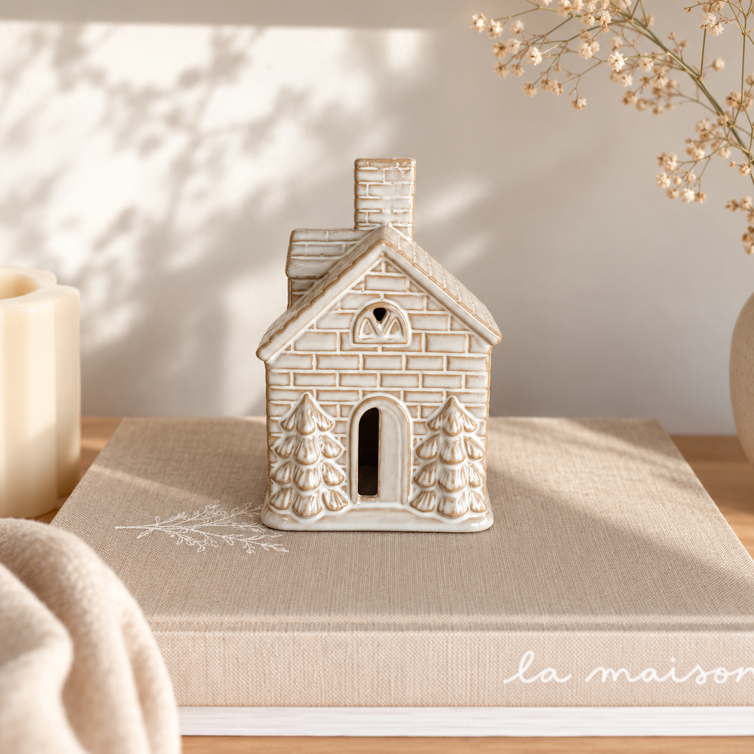 Maison en céramique avec sapins à LED - 2 tailles disponibles