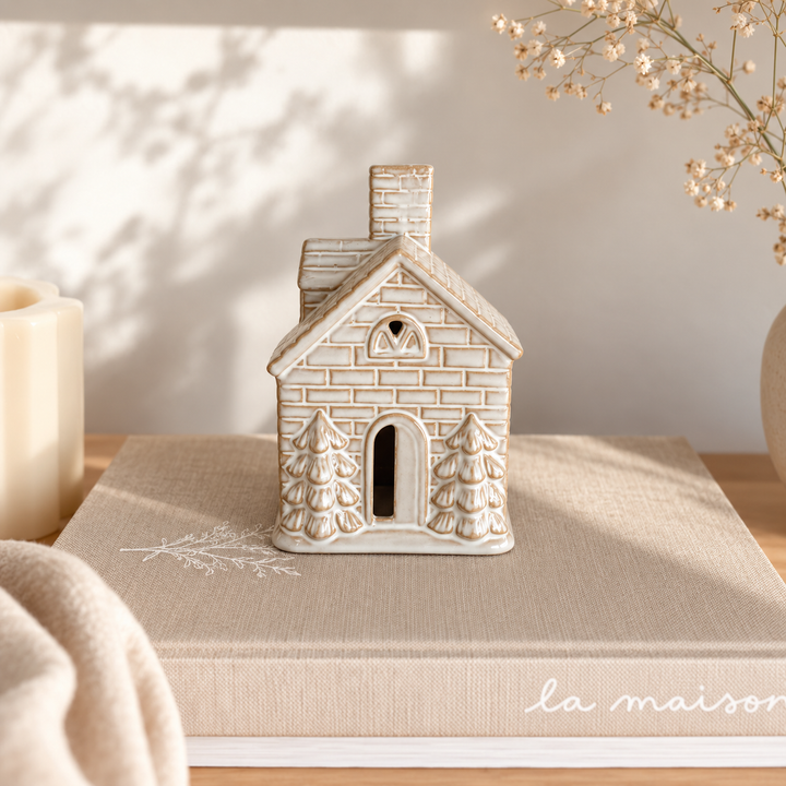 Maison en céramique avec sapins à LED - 2 tailles disponibles
