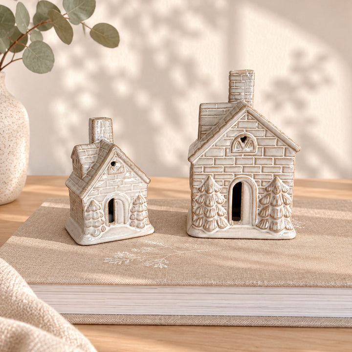 Maison en céramique avec sapins à LED - 2 tailles disponibles