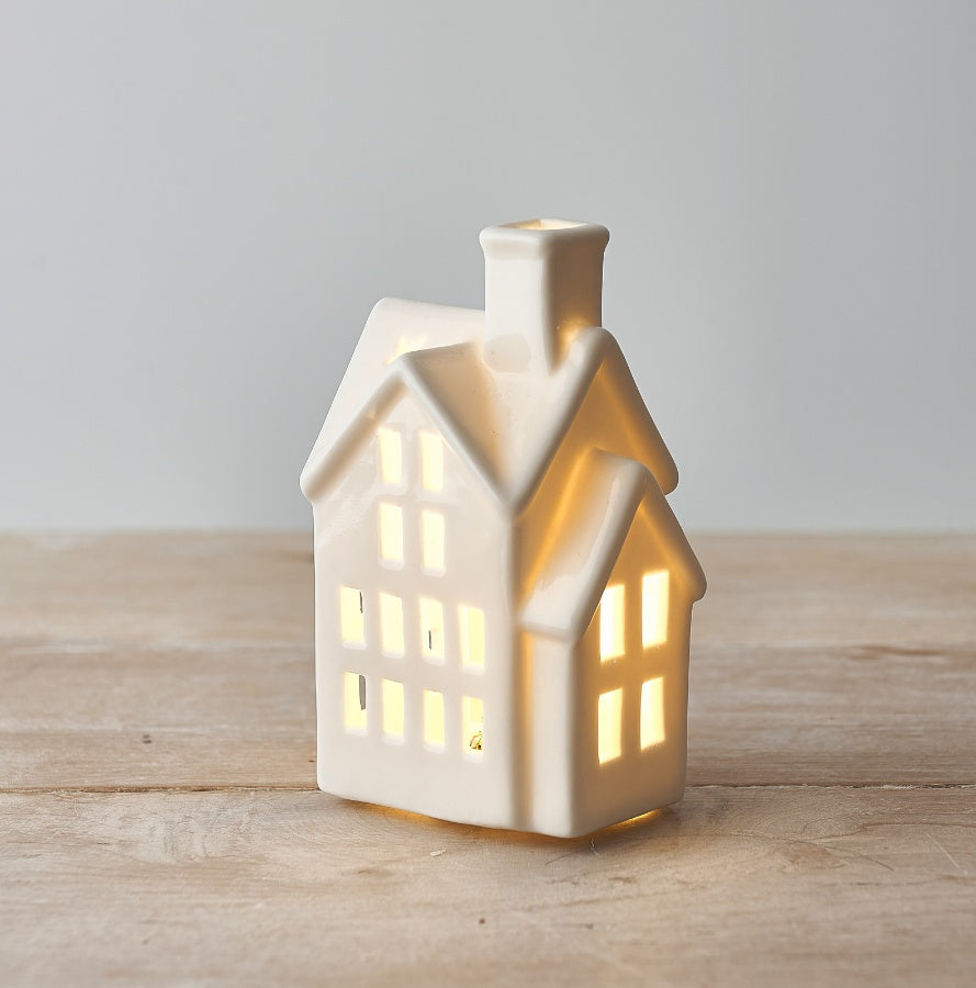 Maison avec étoile à LED avec cheminée
