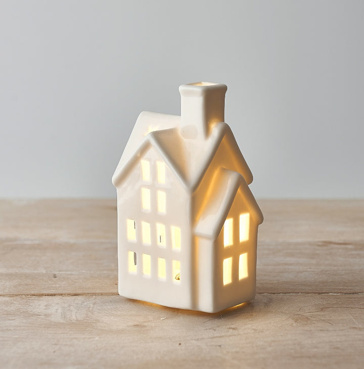 Maison avec étoile à LED avec cheminée