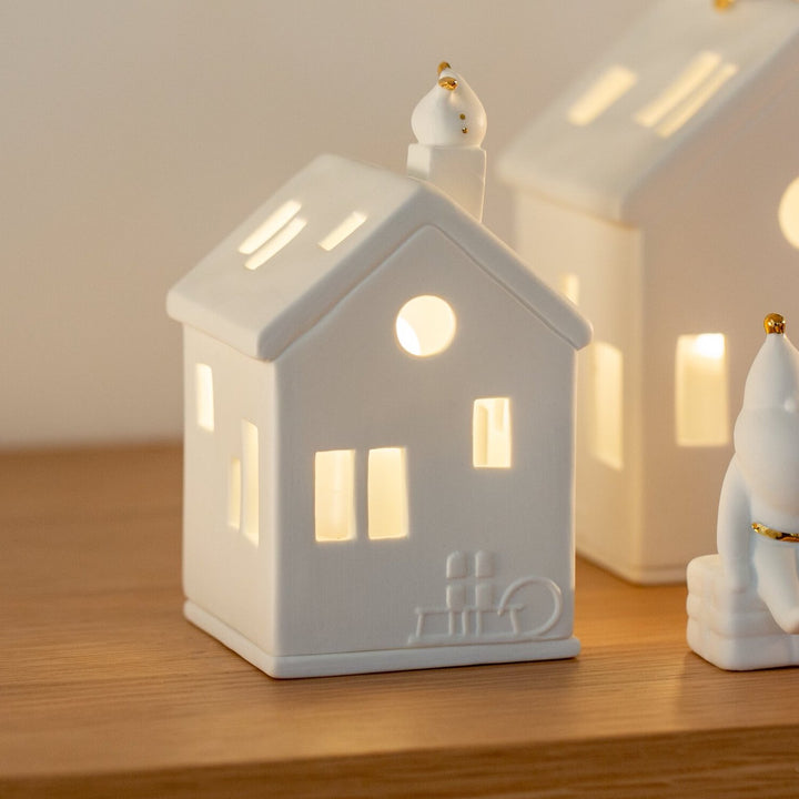 Maison avec Père Noël dans la cheminée