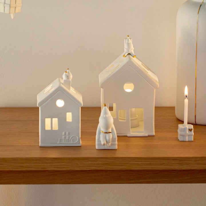 Maison avec père Noël sur le toit
