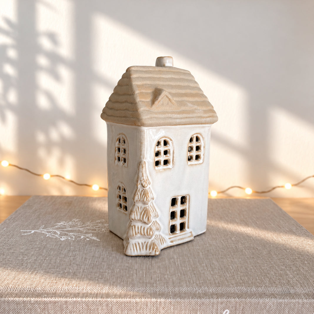 Maison haute avec sapin à LED