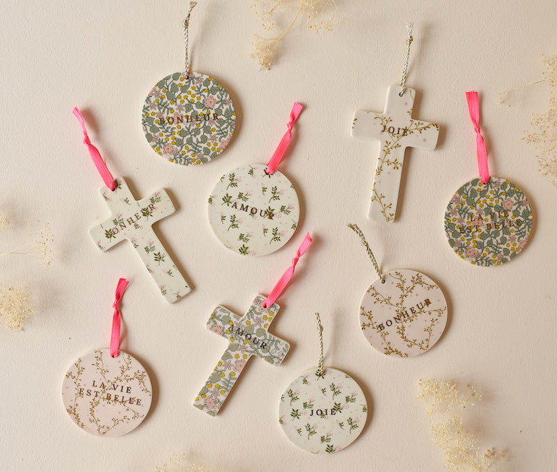 Cruz de pared lirio "Amor" Baubels