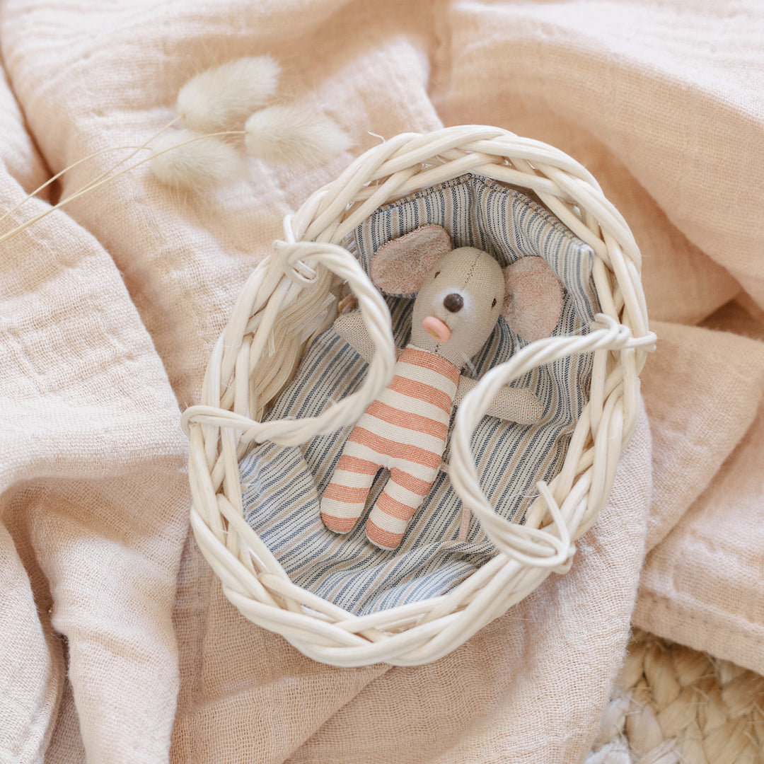 Mini panier en rotin pour poupée