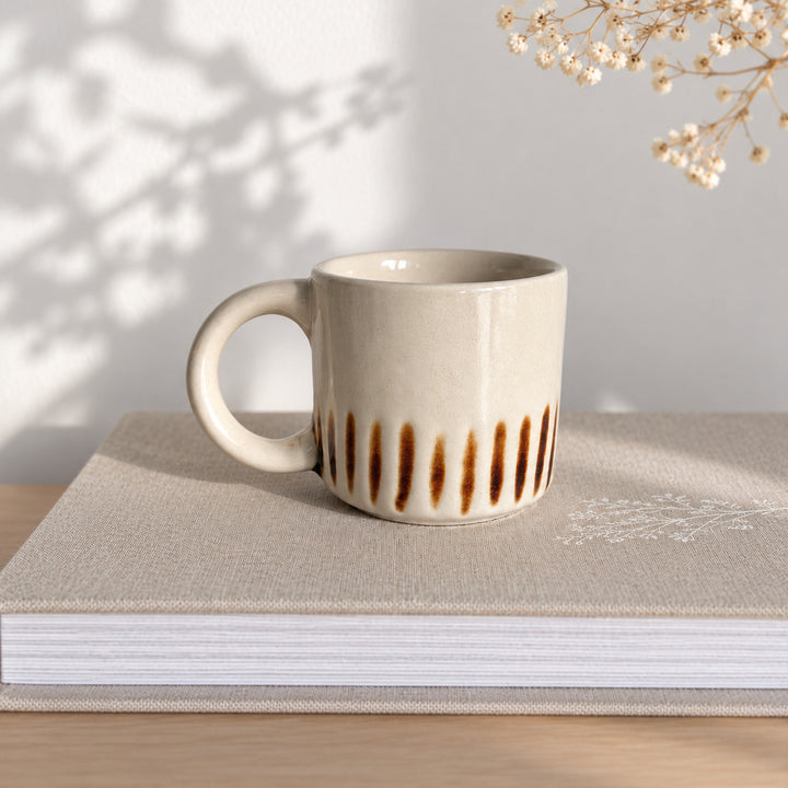 Mug en céramique crème à rayures caramel