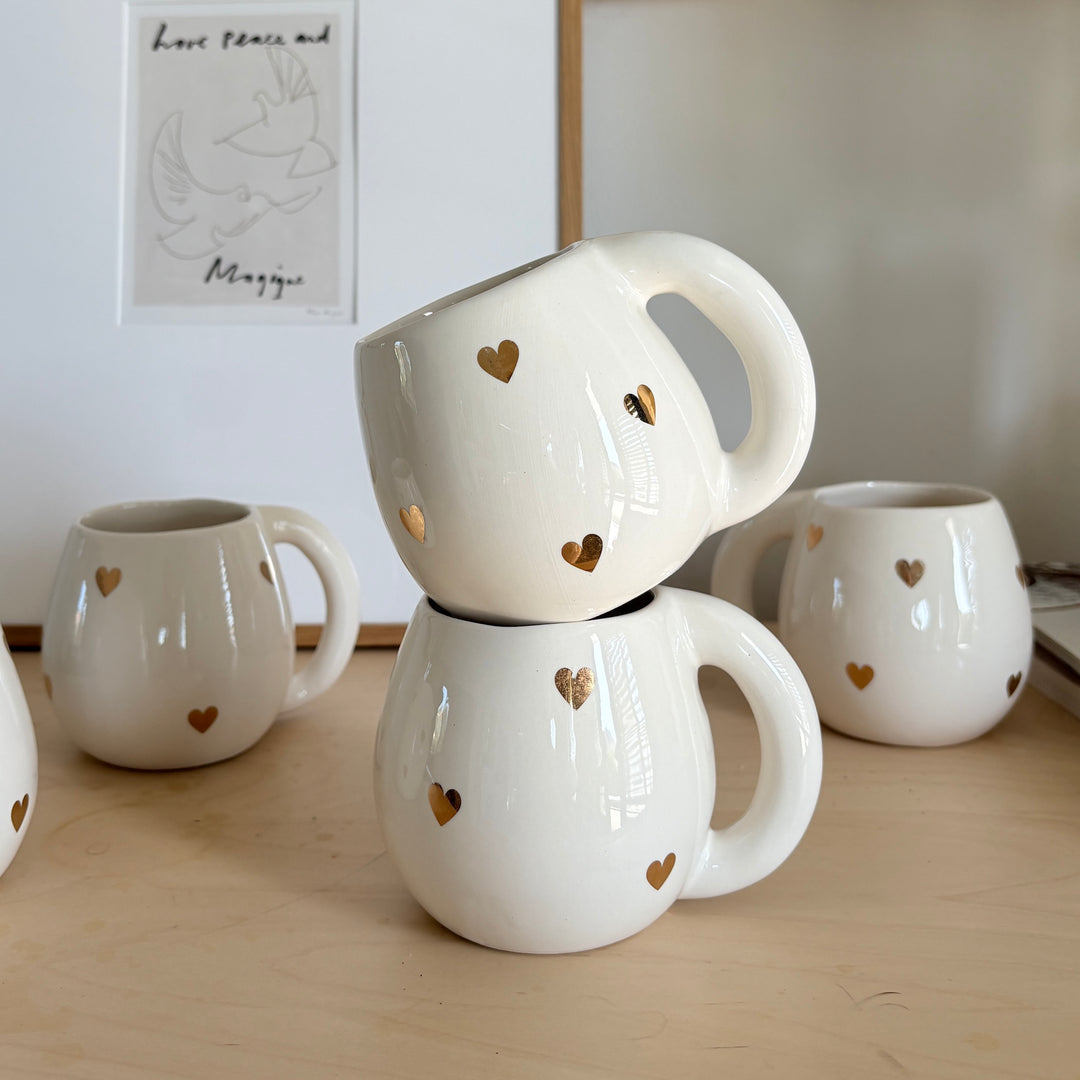 Mug blanc avec coeurs dorés