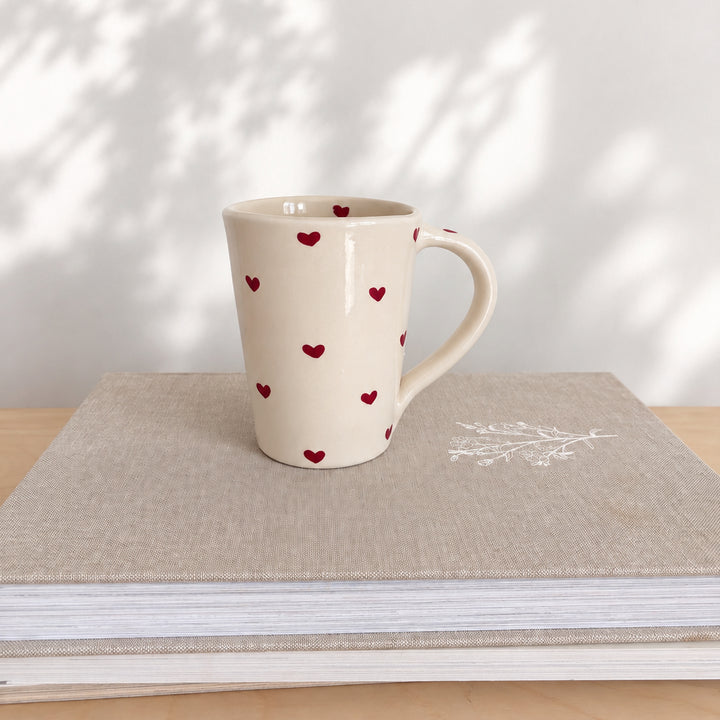 Mug avec motifs de coeurs rouges - fabriqué en France