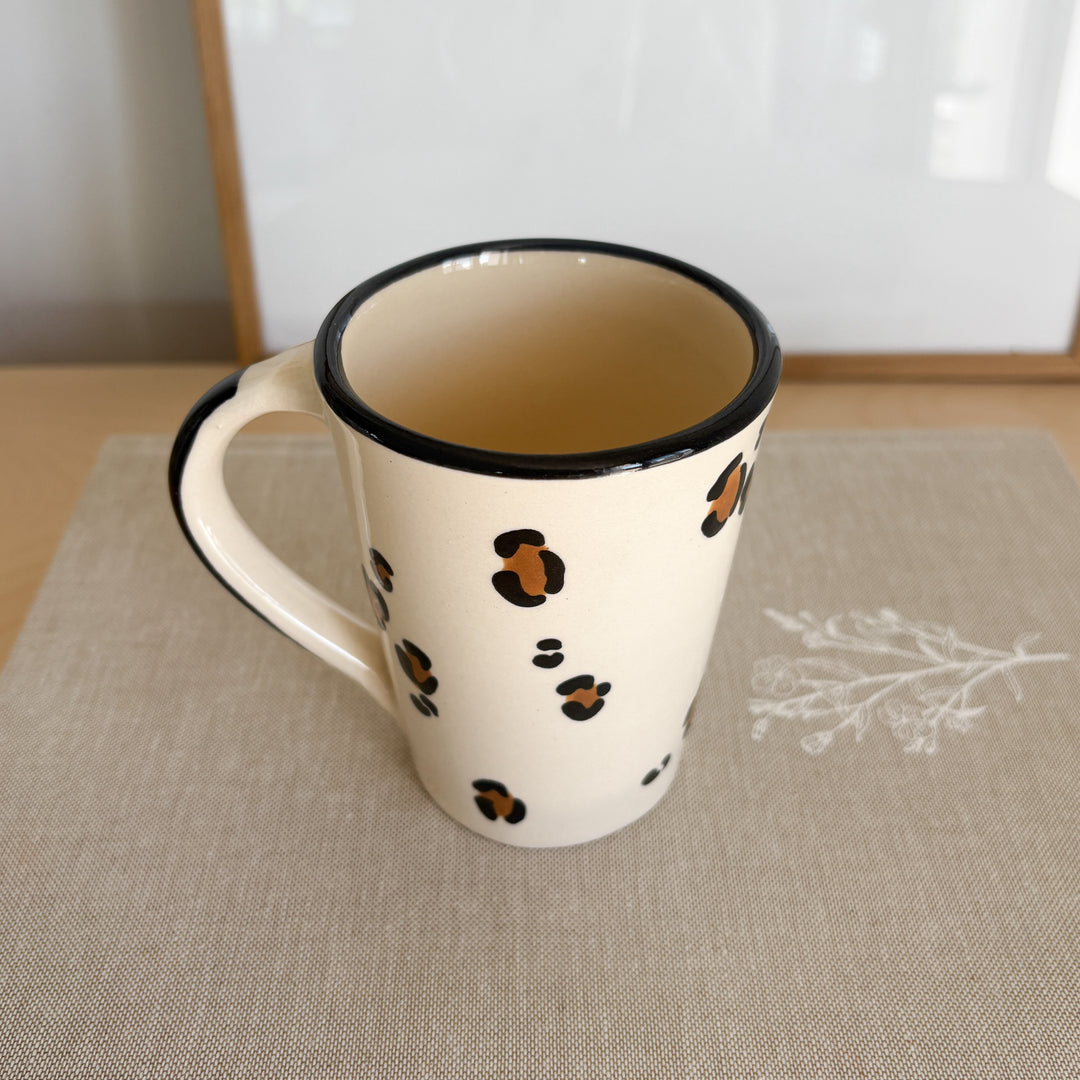 Mug avec anse beige motif léopard – Fabriqué et peint à la main en France