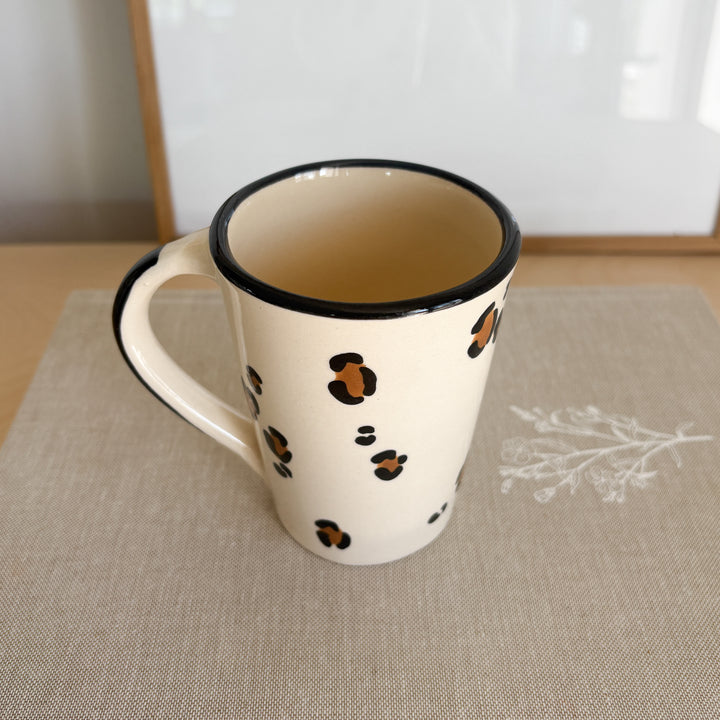 Mug avec anse beige motif léopard – Fabriqué et peint à la main en France