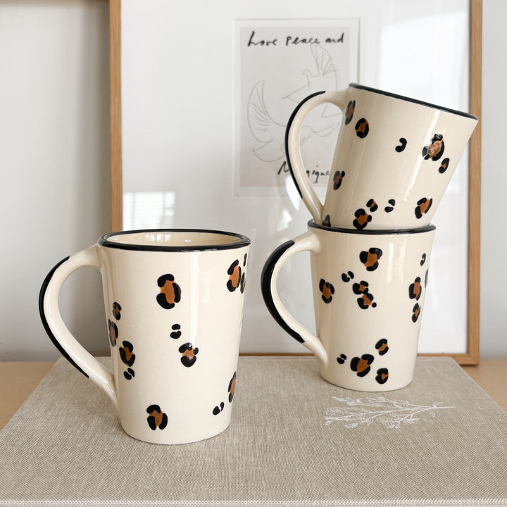 Mug avec anse beige motif léopard – Fabriqué et peint à la main en France