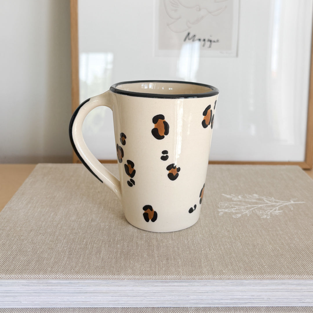 Mug avec anse beige motif léopard – Fabriqué et peint à la main en France