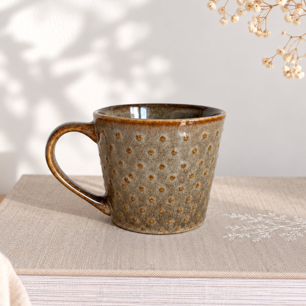 Mug à pois en relief en céramique taupe