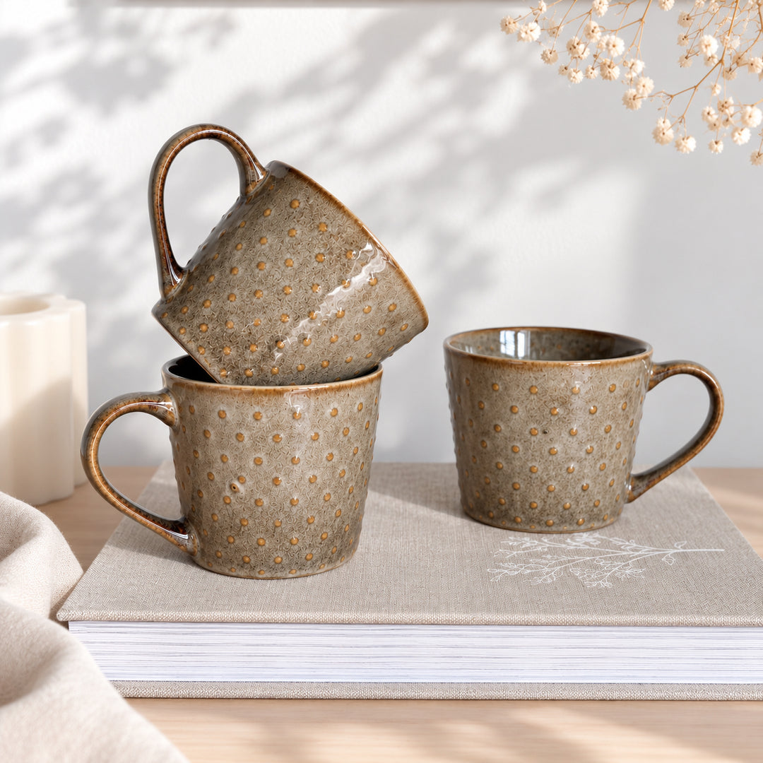 Mug à pois en relief en céramique taupe