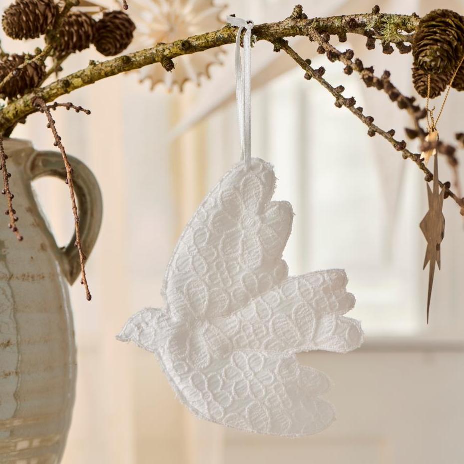 Colombe à suspendre en broderie anglaise