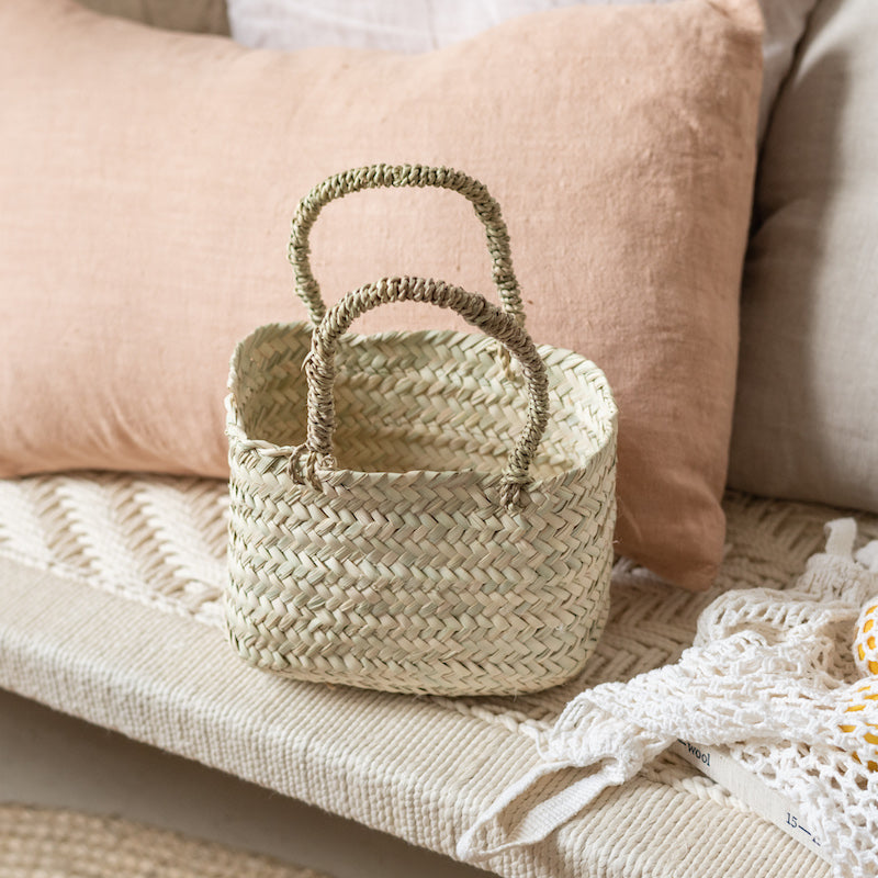 Petit panier carré avec anses en feuilles de palmier