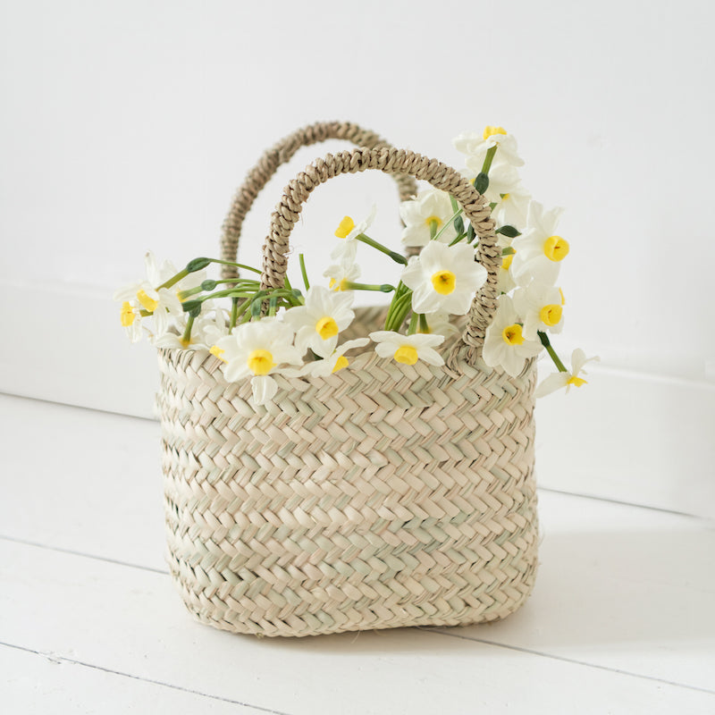 Petit panier carré avec anses en feuilles de palmier